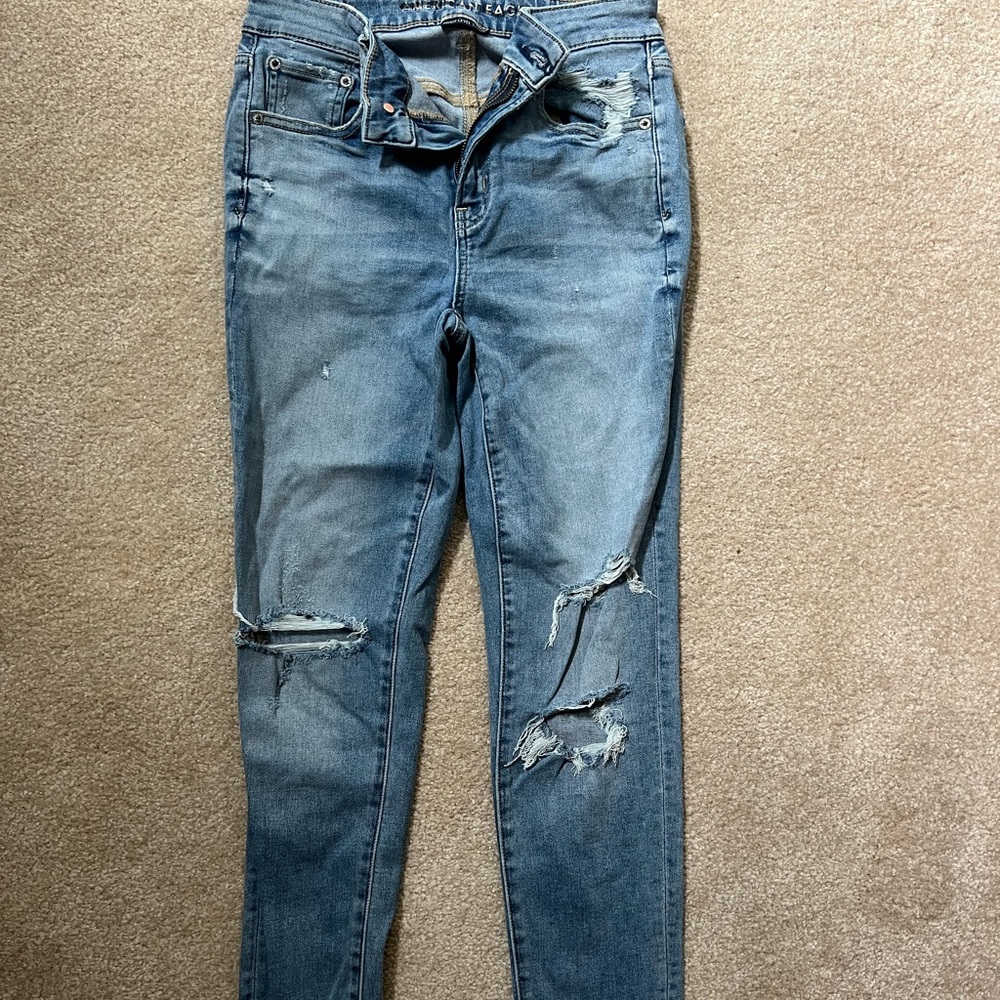 Distressed skinny jeans